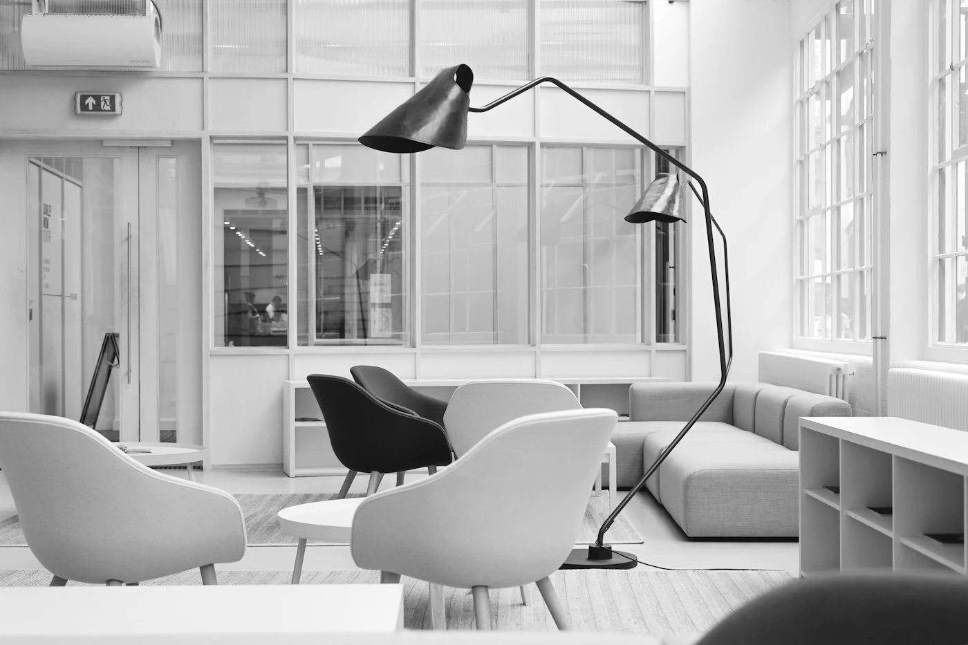Interior del despacho: espacio sobrio con iluminación natural